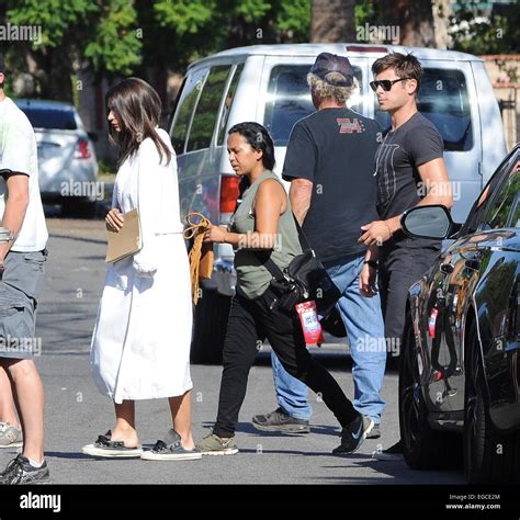 Zac Efron filmer avec sa nouvelle star Emily Ratajkowski co chaud dans ...