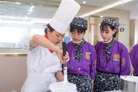 一个好的厨师要学多久？_重庆新东方烹饪学校