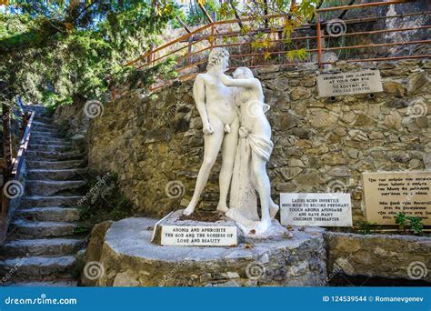 Estatua De Adonis Con El Aphrodite Imagen de archivo editorial - Imagen ...