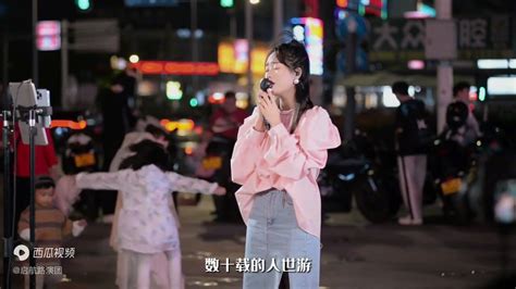 《純分享》尹夢琪 女孩在马路边唱《黄昏》，小刚听了都会感动得让周传雄给她写歌！