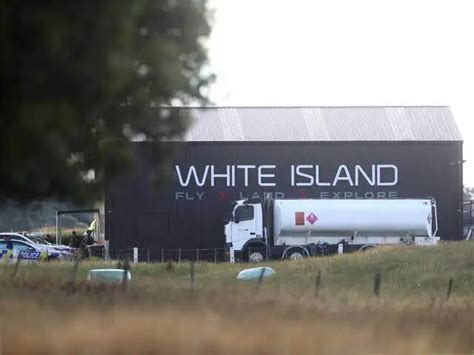 100 tourists near New Zealand Volcano when it erupted - Where is it ...