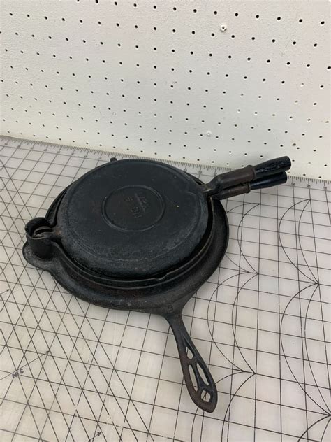 VINTAGE CAST IRON WAFFLE MAKER