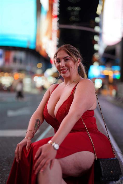 Chimo Curves - Age, Height, Net Worth, Boyfriend, Bio, Facts, Wiki