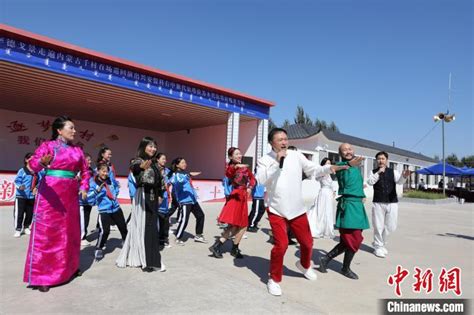 （人民幸福生活）内蒙古草原上的“文化村长”：让文化扎根在乡_国内_黑龙江网络广播电视台