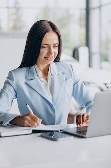 Business Woman On Computer 的图像结果