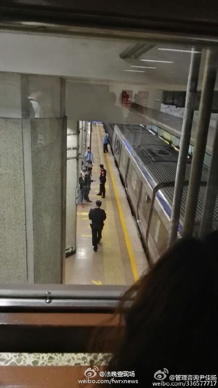 乘客进入北京地铁2号线运营轨道 已被抬出|北京地铁|轨道|乘客_新浪新闻