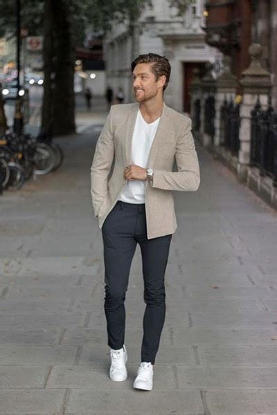 https://www.stylesofman.com/wp-content/uploads/2019/08/smart-casual-blazer.jpg