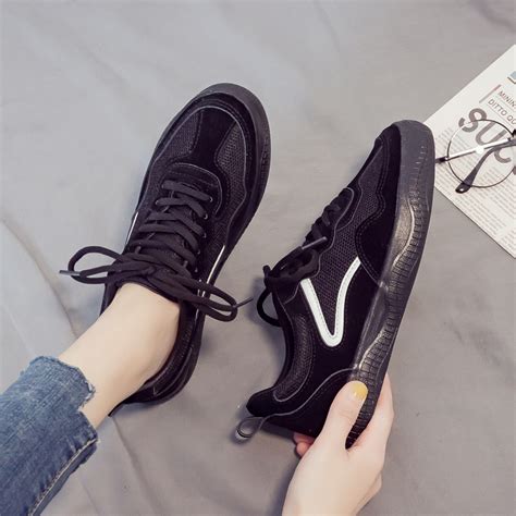 黑色运动鞋怎么搭配衣服 黑色运动衣服配什么鞋子(3)_配图网