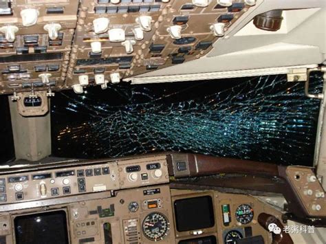美国一架波音飞机挡风玻璃破裂，从万米高空紧急降落_乘客_航班_情况