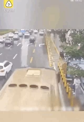山东一男子雨中故意驾车将水溅到路边行人，被行政拘留15天