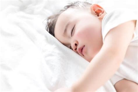 新生儿睡眠不好的原因-婴儿惊跳反应什么时候消失— 爱才妹生活