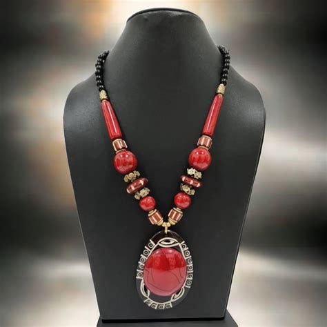 RED ACRYLIC BEAD NECKLACE – dastakaaristore