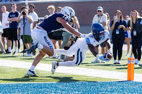 Mace Scores Career-High Three Touchdowns as Wildcats Surge Past New ...