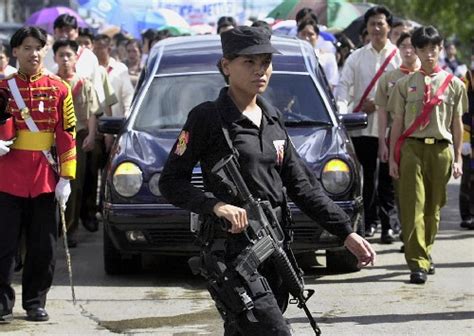 组图：菲律宾华人遭绑匪杀害 民众送别被害华人