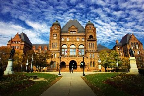 加拿大留学：大学和学院哪个更适合你？