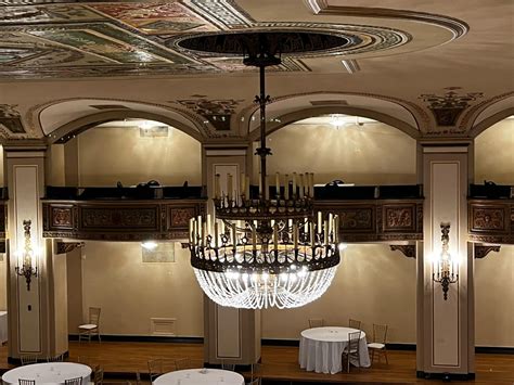 Man spends more than 1,300 hours restoring Detroit Masonic Temple chandeliers