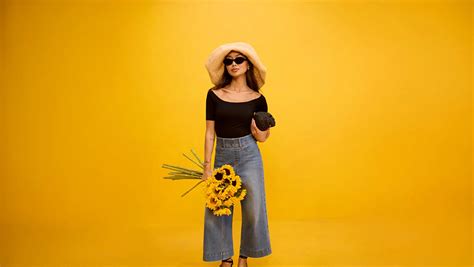 How to Style Women’s Wide Leg Cropped Jeans for Summer - Spanx