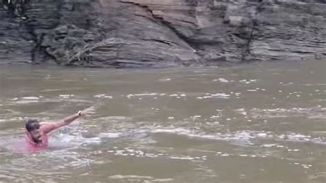 धनबाद: सेल्फी के चक्कर में वाटर फॉल में बहा परिवार, लोगों ने मानव चेन ...