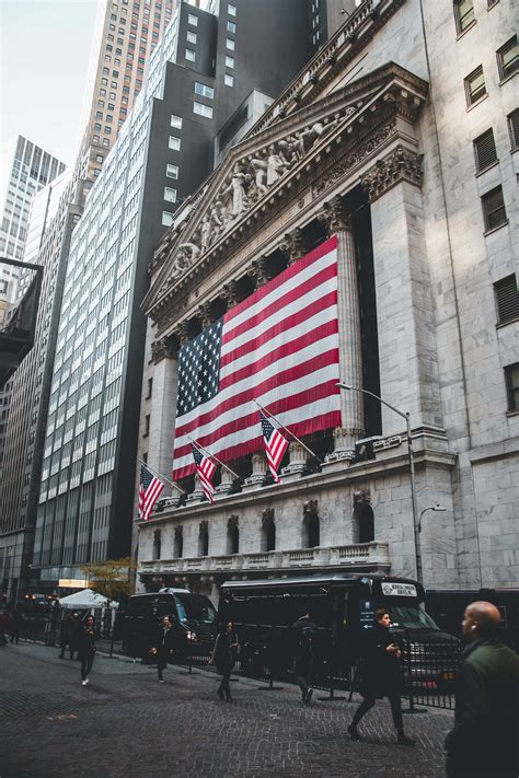 Download trading on the iconic Wall Street Wallpaper | Wallpapers.com
