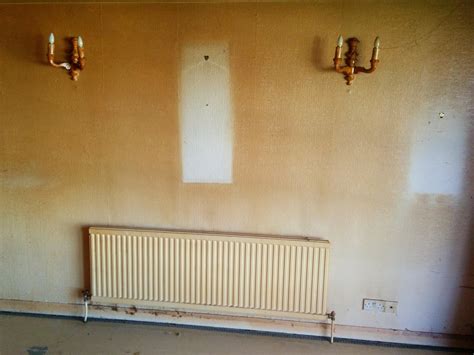 What smoking cigarettes inside does to your walls. : r/mildlyinteresting