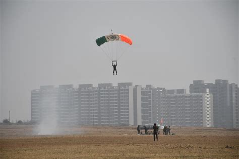 Maharashtra: Dighi witnesses magnificent para-drop display by Bombay ...