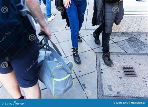 People Walking Blur 的图像结果