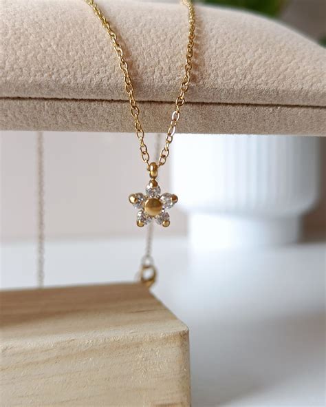 Dainty Zircon Flower Necklace - 18K Gold Plated | Your Dream Shelf