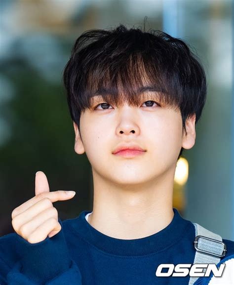 [사진]크래비티 형준,'여심 녹이는 손 하트' - 조선비즈