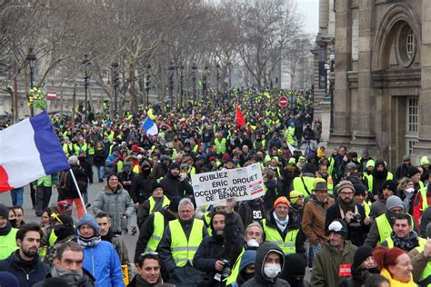 法国暴乱现场 17万抗议者走上街头_手机凤凰网