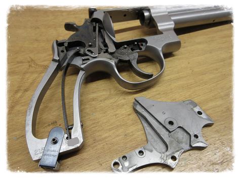 Revolver Disassembly 的图像结果