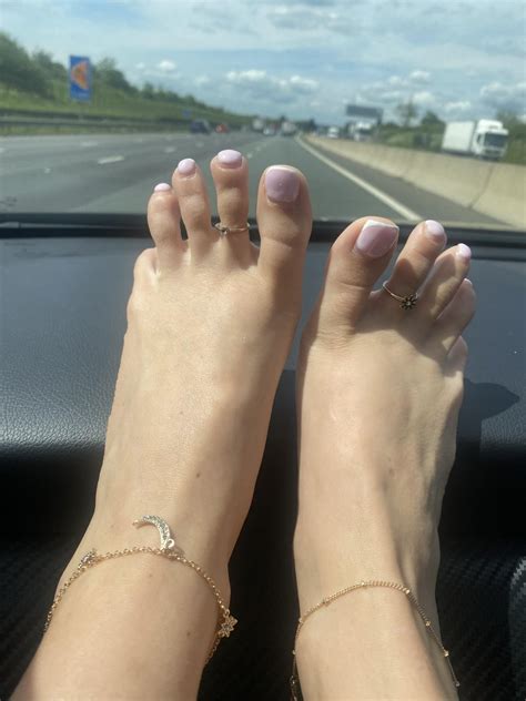 What’s better my toe spread or my arches? : r/PublicFeetPics