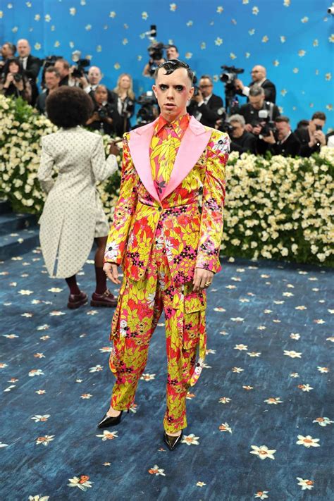 El dandismo tiñe de blanco y negro la alfombra azul de la MET Gala 2025 ...