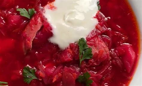 Украинский борщ с курицей, свежей капустой и свеклой классический ...