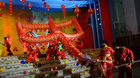 tarjeta de felicitación mínima de año nuevo chino con linternas y texto ...