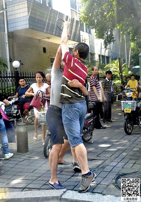 福州两骑电动车男打架 看起来像跳华尔兹(图) - 社会 - 关注 - 济宁新闻网