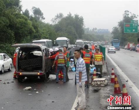 厦蓉高速四川资中段两车相撞致5死3伤（图）-搜狐新闻