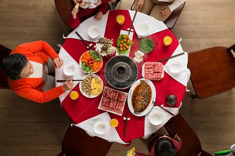30多岁六个人火锅幸福家庭过年吃团圆饭高清图片下载-正版图片501971203-摄图网