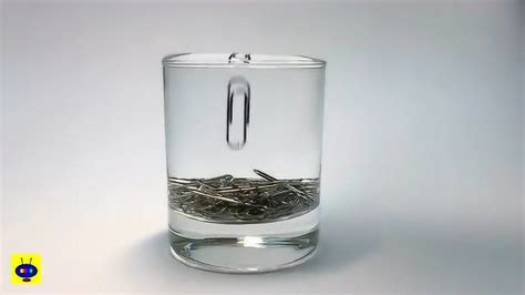圆柱水杯里沉在杯底的杂质颗粒，旋转杯子杯中的水形成漩涡，为什么杂质颗粒会聚集在漩涡中间，而不是杯壁？ - 知乎