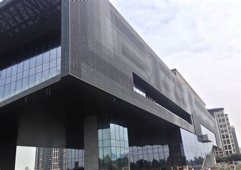 巨大玻璃幕墙全方位扩宽视野-广东信鼎建设工程有限公司