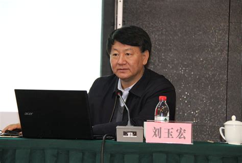 刘玉宏为2017年湖北省地方志系统新任主任和业务骨干培训班授课