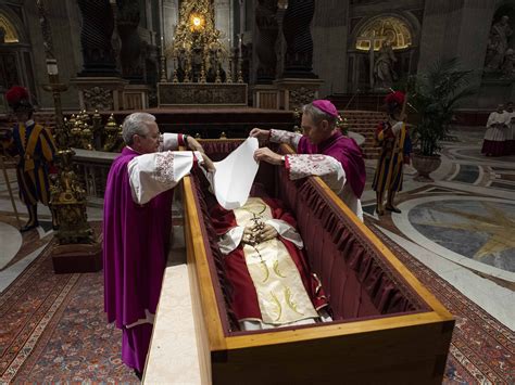 Solemn images of the closing of Pope Emeritus Benedict XVI’s coffin ...