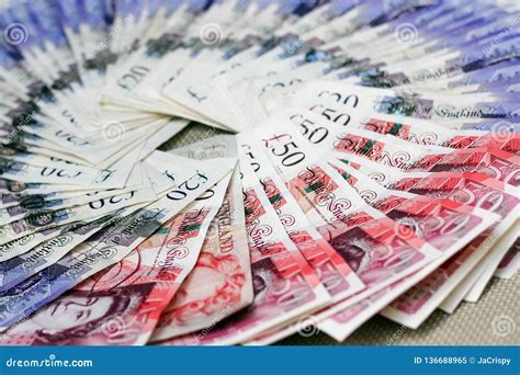 伦敦，英国- 2018年12月15日：英磅，放置在织地不很细背景的纸币 编辑类图片 - 图片 包括有 背包, 伦敦: 136688965