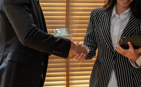Business Shaking Hands 的图像结果