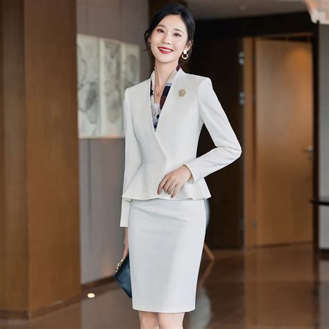 White Business Suit 的图像结果