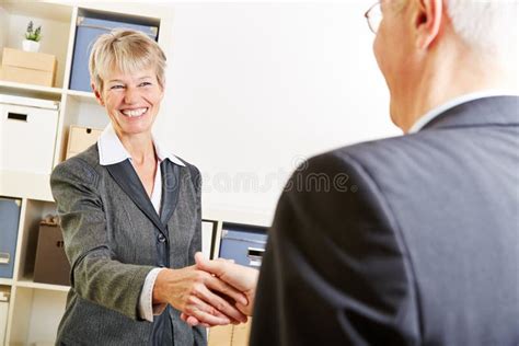 Business People Greeting 的图像结果