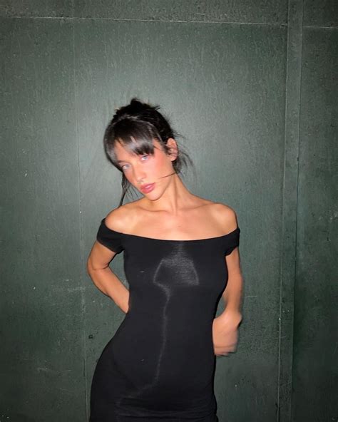 María Pedraza no le teme a la censura: sus fotos con su cuerpo casi al natural desde la playa