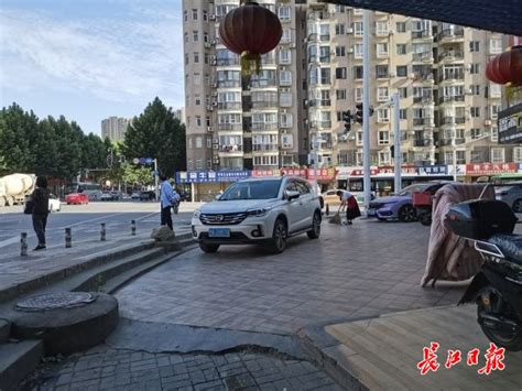 烧烤店门前地面油污多，市民骑车经过易打滑_长江网武汉城市留言板_cjn.cn