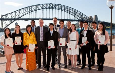 两中国留学生获澳洲优秀国际留学生奖 包揽高中组-搜狐出国