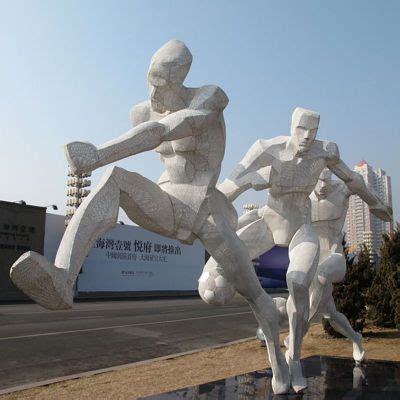 大型抽象人物玩球户外广场景观，不锈钢人物雕塑-宏通雕塑