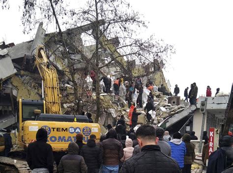 土耳其7.8级地震现场画面！已致两国超500人死亡！中方发声！强震后，又突发爆炸起火！_中国_男子